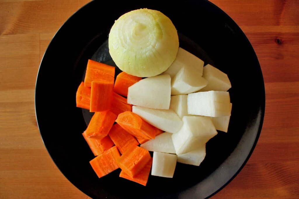Kuy teav onion, carrot, and daikon